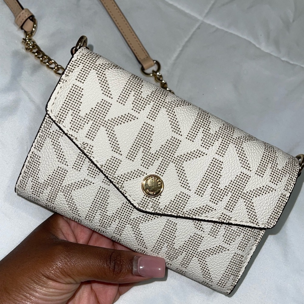 WHITE MICHAEL KORS CROSS BODY / WALLET ON CHAIN BAG